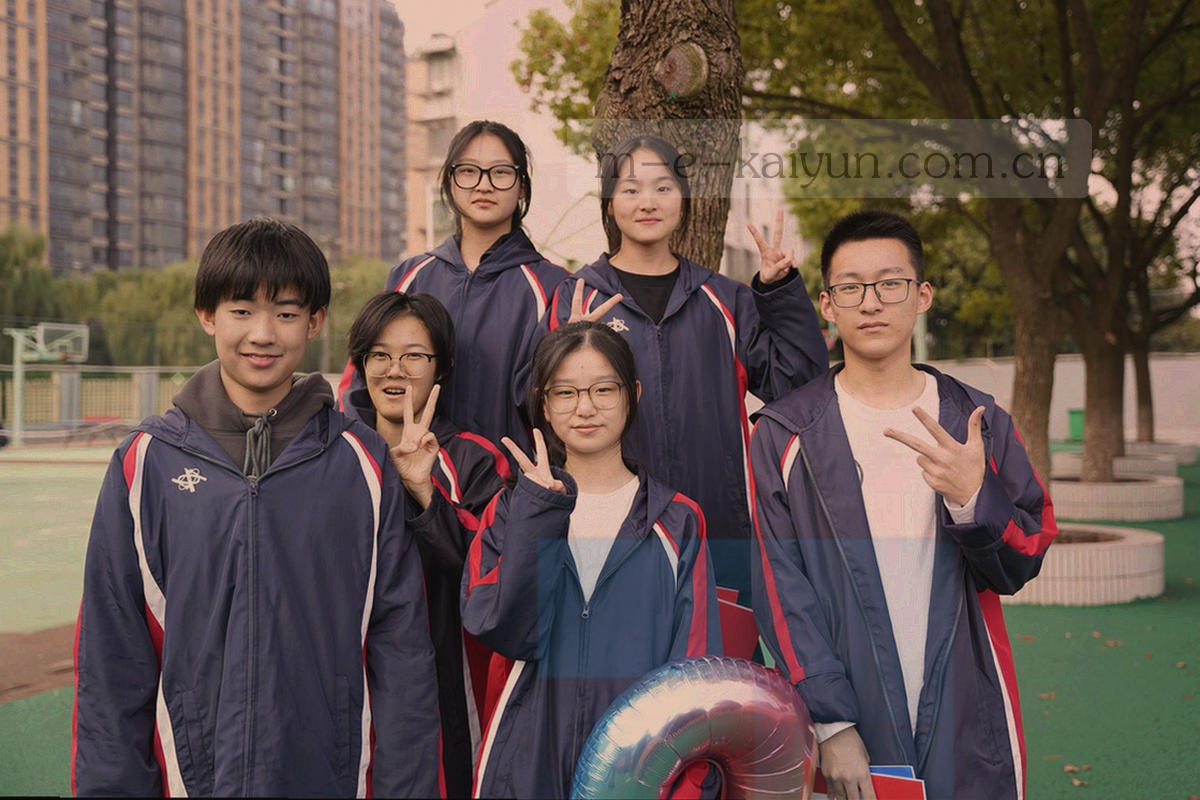 球衣号码刺绣特写与赛程索引卡排列
